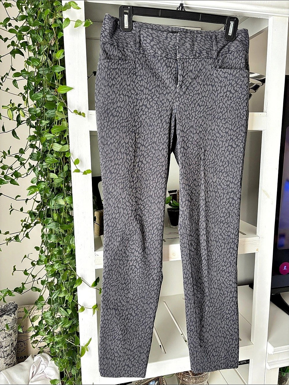 Banana Republic Animal Print Trousers in Gray Size 2 Like New